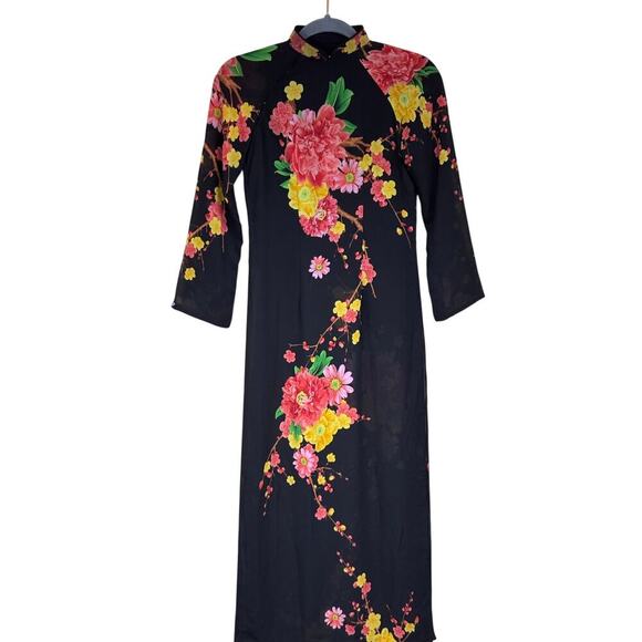 Floral Vietnamese tunic, quiet elegance, Asian inspired, statement, festival - Picture 1 of 6